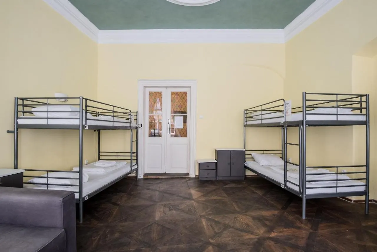 Charles Bridge Hostel & Apartments Прага