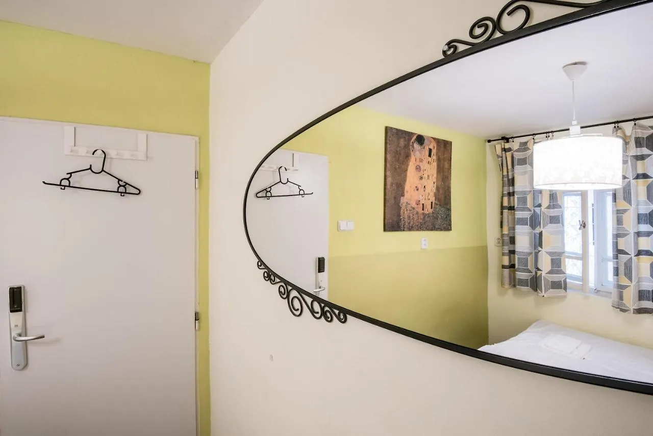 Charles Bridge Hostel & Apartments Prag Tjeckien