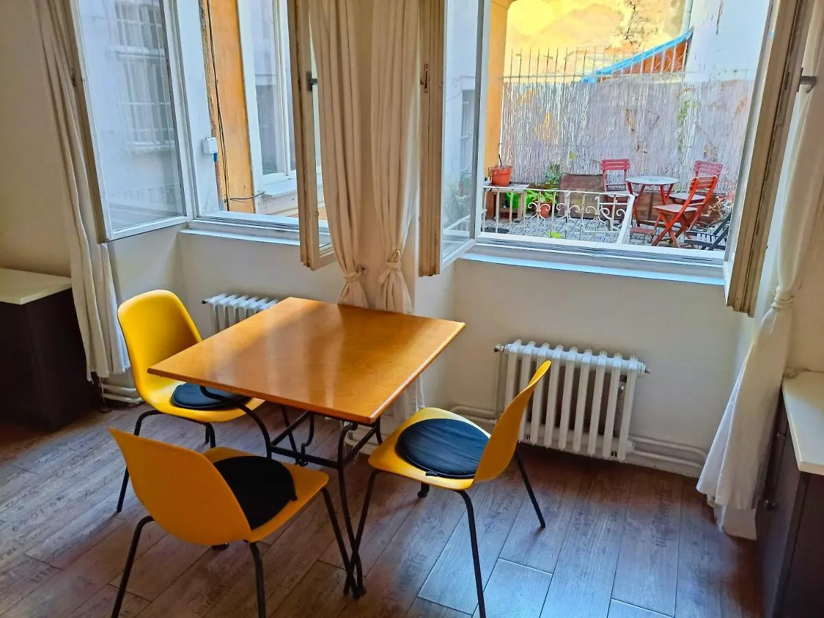 Charles Bridge Hostel & Apartments Прага Чехия