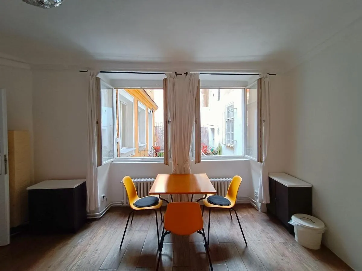 Charles Bridge Hostel & Apartments Прага