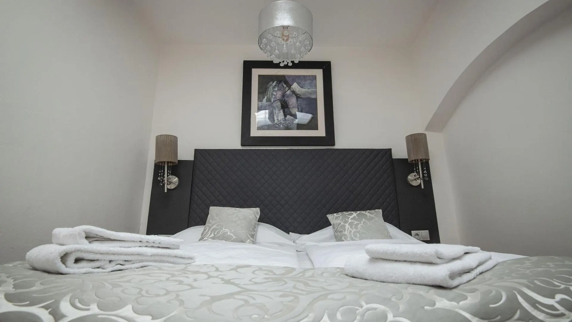 Charles Bridge Hostel & Apartments Прага
